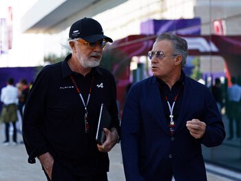 El asesor de Alpine Flavio Briatore junto al ex piloto de F1 Jean Alesien el GP de Qatar (REUTERS/Rula Rouhana)