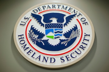 El logo del Departamento de Seguridad Nacional durante una conferencia de prensa, el 25 de febrero de 2015, en Washington
(AP Foto/Pablo Martinez Monsivais, Archivo)