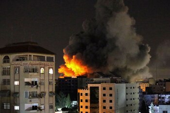 El humo se eleva desde un edificio después de que fuera alcanzado por los ataques aéreos israelíes en Gaza el 12 de mayo de 2021. REUTERS/Ibraheem Abu Mustafa