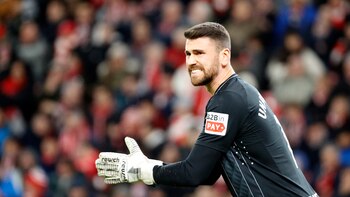 Unai Simón ve el choque