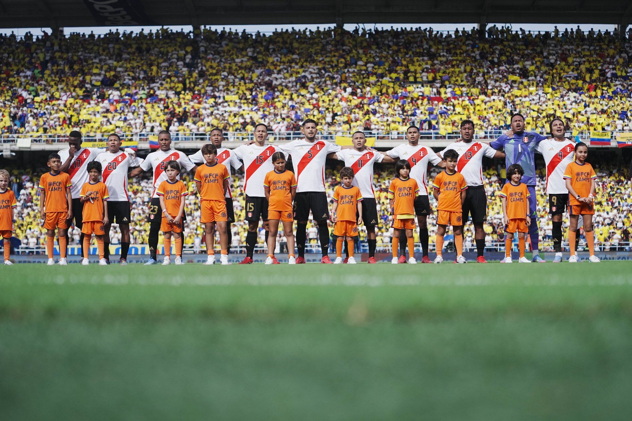 Jugadores titulares del Perú vs Colombia.