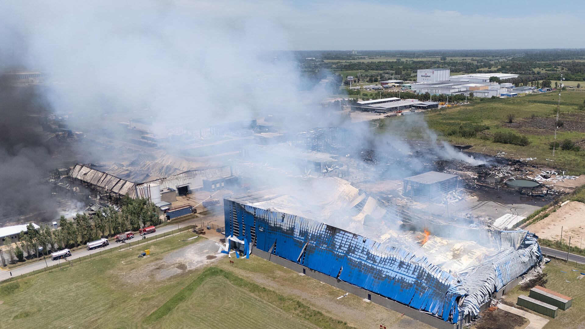 La onda expansiva provocada por la explosión rompió vidrios, voló puertas y dañó techos