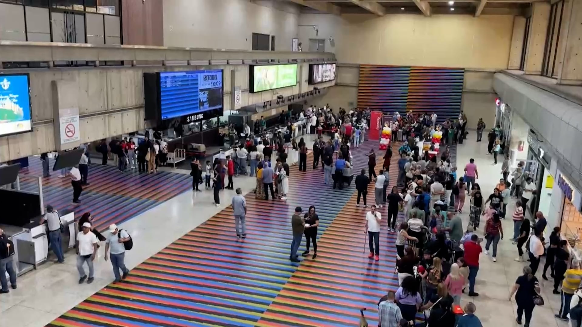 La aeronave llegó al Aeropuerto Internacional Simón Bolívar de Maiquetía, cercano a Caracas, procedente de Madrid, alrededor de las 17:00 horas