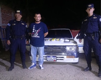 La Policía Nacional Civil de El Salvador detiene a un ciudadano guatemalteco con marihuana y cocaína valoradas en más de USD 10.000 en zona fronteriza. (Publicación: Gustavo Villatoro, Ministro de Justicia y Seguridad)
