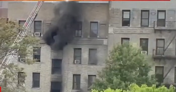 La madre de las víctimas logró evacuar con uno de sus hijos, pero el humo y la intensidad de las llamas impidieron rescatar a los demás menores a tiempo.
Foto: NBC New York
