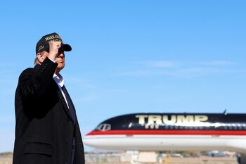 El ex presidente hizo campaña en Albuquerque, Nuevo México, el jueves y tenía previsto visitar Salem, Virginia, el sábado (REUTERS/Brendan McDermid)
