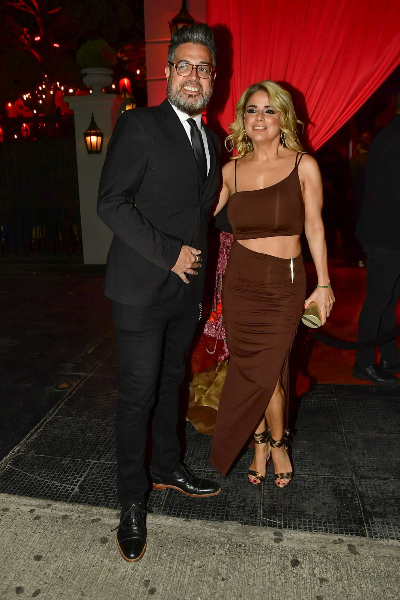 Rolando Barbano y Marina Calabró llegaron juntos al casamiento y posaron con looks elegantes