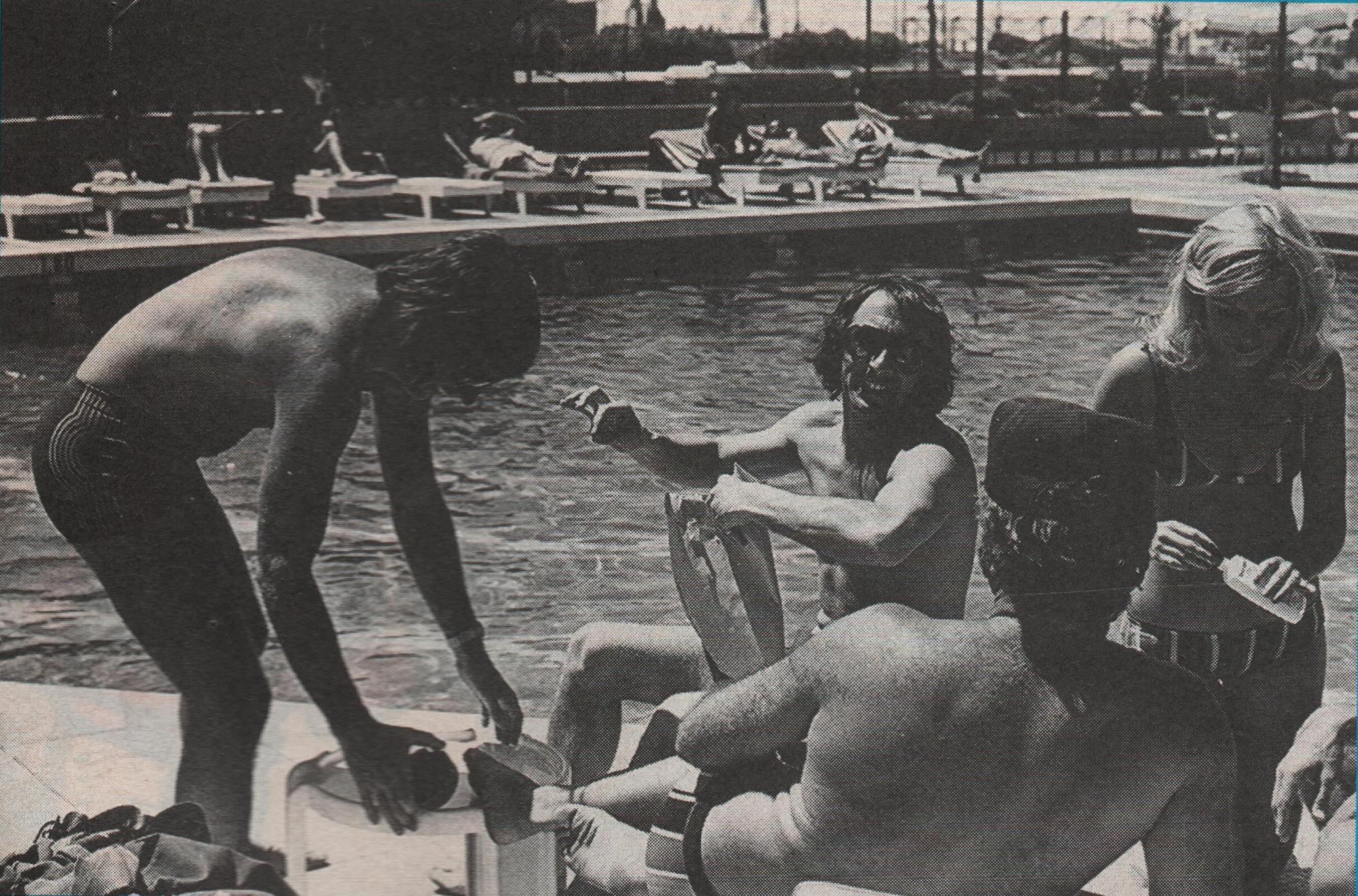 Emerson Fittipaldi (izq.) y Jackie Stewart (der.) en la pileta del Hotel Sheraton de Buenos Aires en 1973. El brasileño añora aquella época en la que había una gran amistad entre los pilotos (Archivo Corsa)