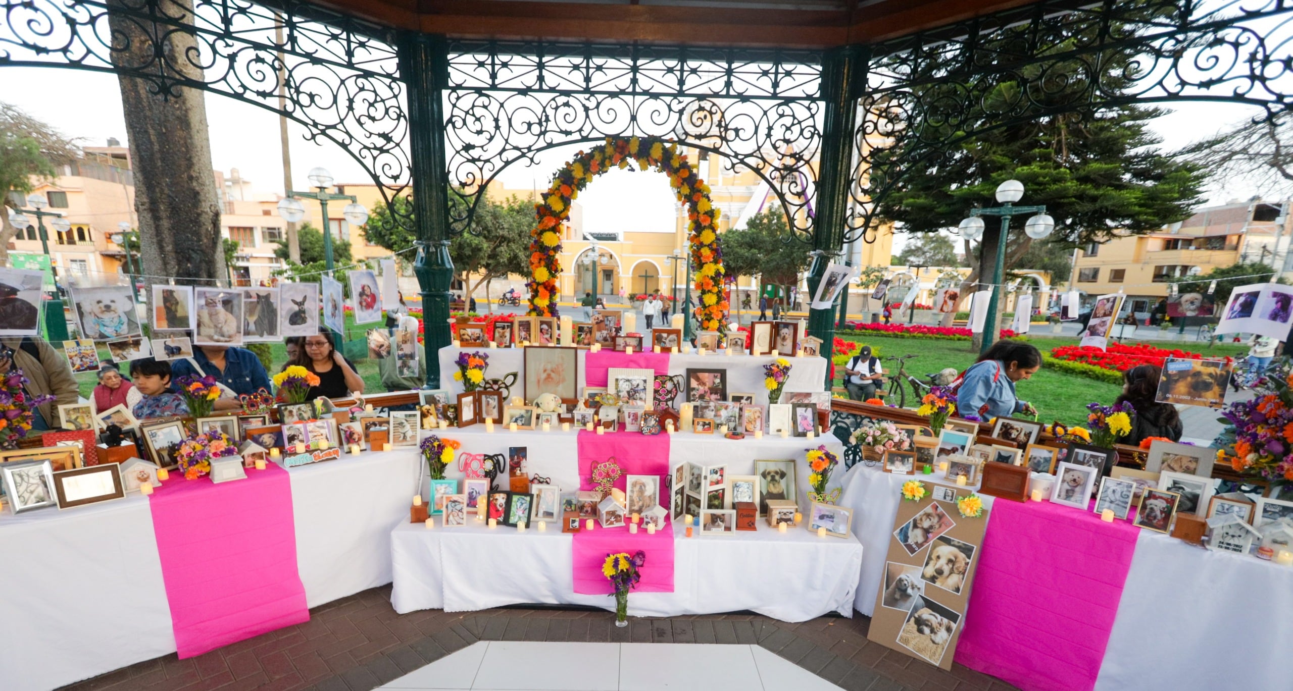 Surco rinde homenaje a las mascotas fallecidas este viernes en su Plaza de Armas