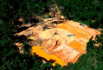 El Estado peruano duplicó el promedio mensual de operativos contra la minería ilegal entre 2024 y 2026, alcanzando más de 130 intervenciones por mes. (AP foto/Edmar Barros)
