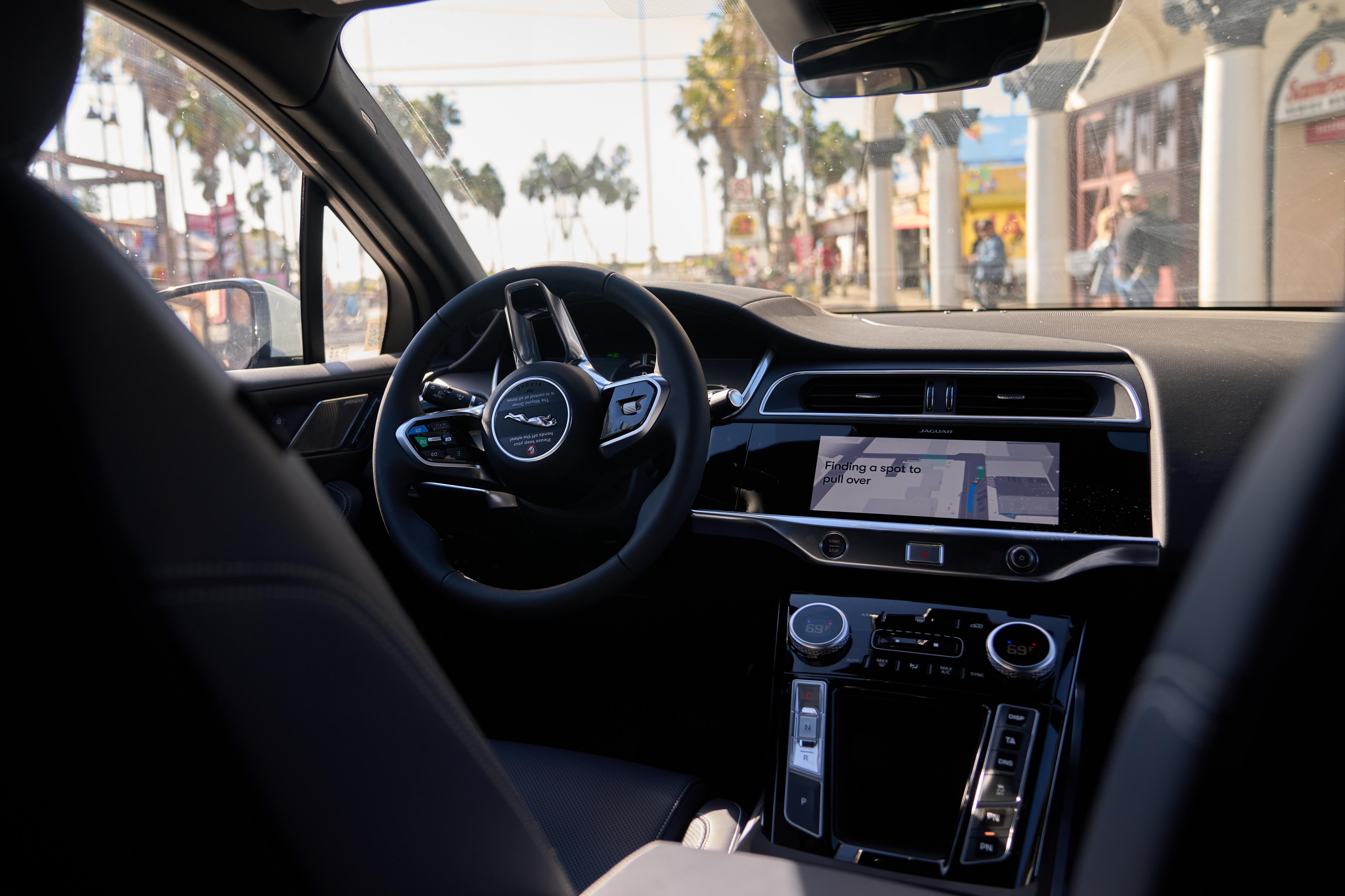 Waymo incorporó en el Ojai tres pantallas adaptativas, puertos de carga, apoyavasos y funciones de accesibilidad como braille y compatibilidad con lectores de pantalla (EFE/EPA/ALLISON DINNER)