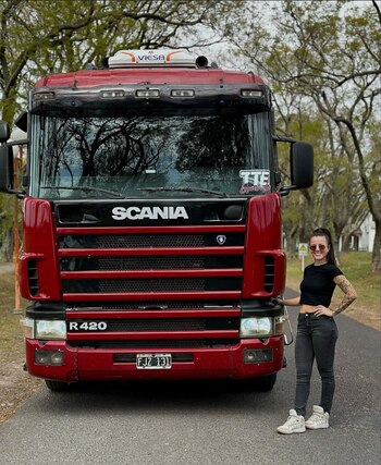 La camionera muestra orgullosa el