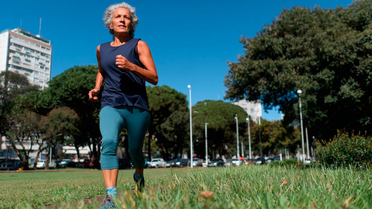 El ejercicio regular eleva los niveles de betaina, una molécula clave para frenar el envejecimiento celular (Imágen Ilustrativa Infobae)