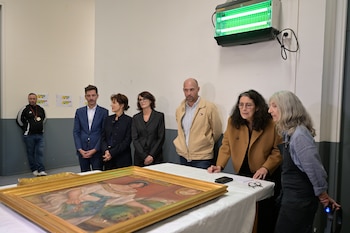 Las pinturas recuperadas "Retrato de Madame Colonna Romano" y "Joven en el pozo", robadas del Museo Renoir en Cagnes-sur-Mer, se exhiben en el Centro Interdisciplinario de Conservación y Restauración del Patrimonio en Marsella, Francia, el lunes 12 de octubre de 2026 (Foto AP/Philippe Magoni)