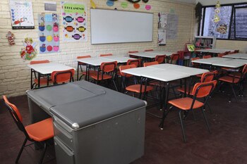 MÉXICO, D.F., 07ENERO2016.- Con un abstencionismo notable, pocos alumnos regresaron a la escuela esta mañana después de que concluyó el periodo vacacional de invierno. En la Escuela Primaria Guadalupe Ceniceros de Zavaleta sólo se presentaron un promedio de 44 niños de un aproximado de 200 alumnos. Debido al gran abstencionismo, los estudiantes que arribaron a la escuela fueron agrupados en un sólo salón por grado escolar.
FOTO: MARÍA JOSÉ MARTÍNEZ /CUARTOSCURO.COM