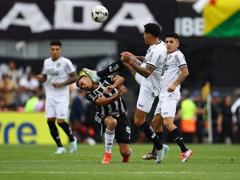 La brutal patada a Fausto Vera (Foto: Reuters/Agustin Marcarian)