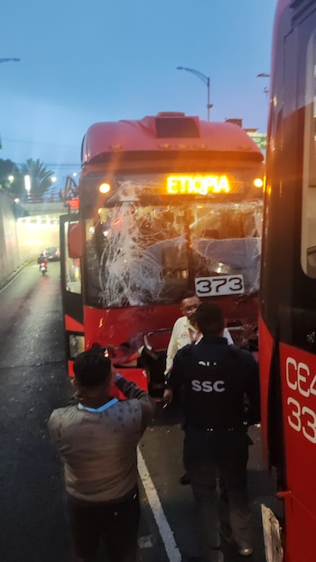 Dos unidades del Metrobús de