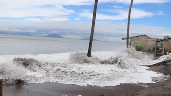 El fuerte oleaje ha generado afectaciones en varios sectores costeros de Choluteca.(FOTO: Choluteca.net)