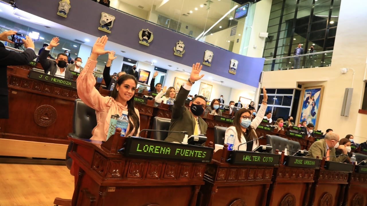 Fue el primer país en convertir la criptomoneda en curso legal. El texto se reescribió con el tiempo y cambió el papel del Estado. Afuera, los organismos miran cada ajuste y piden más claridad (Foto cortesía Asamblea Legislativa)
