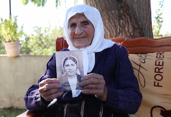 Qamile Marra, de 117 años, sujeta una fotografía de su juventud. (Adnan Beci/AFP)