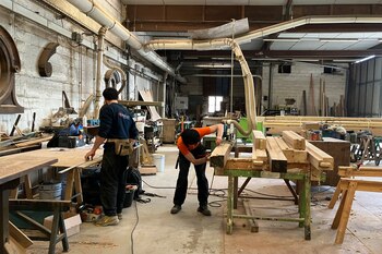 Carpinteros trabajan en piezas de