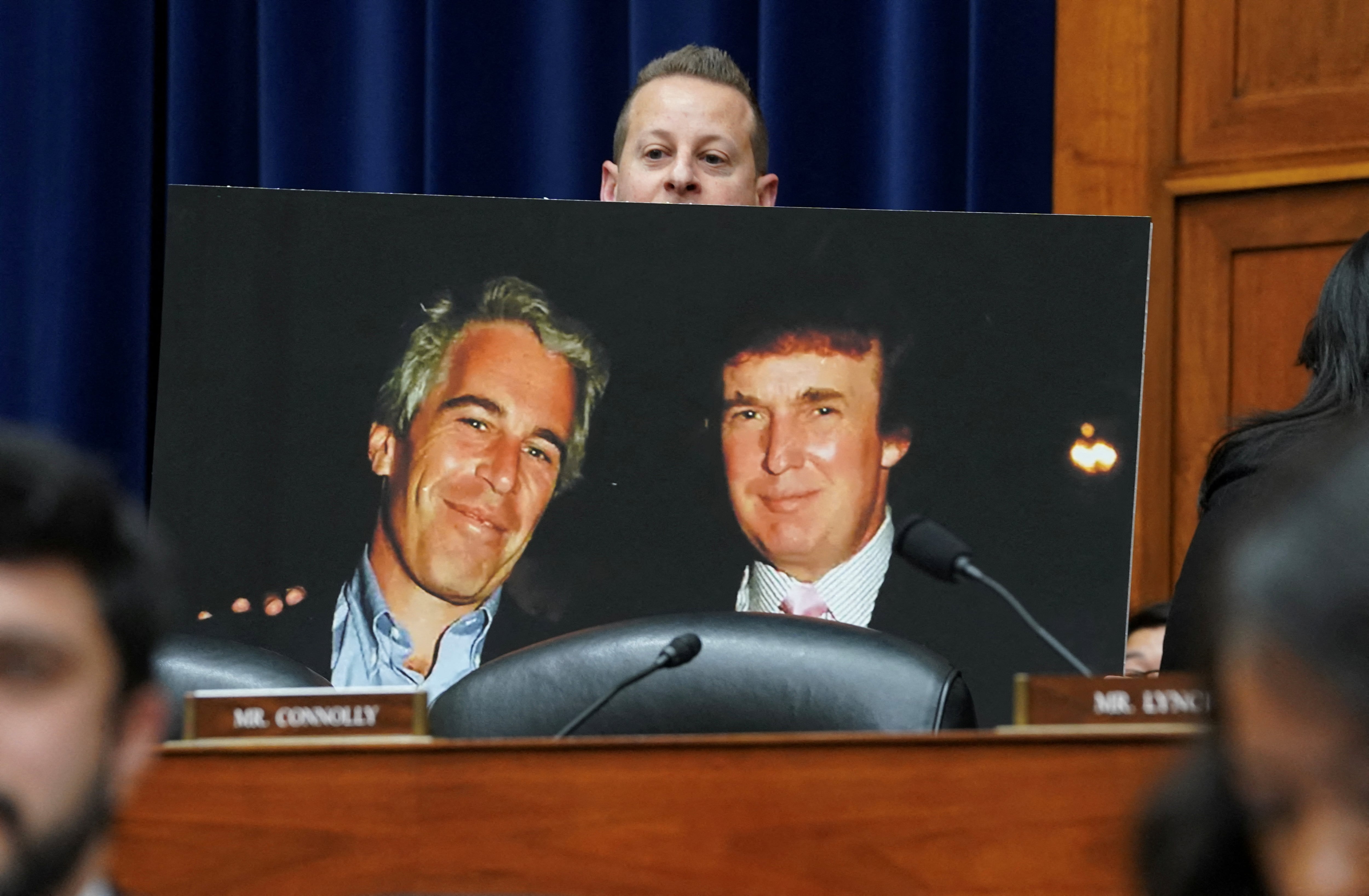Donald Trump negó en todo momento haber tenido conocimiento o participación en las redes de tráfico sexual y abusos atribuibles a Epstein. (REUTERS/Kevin Lamarque)