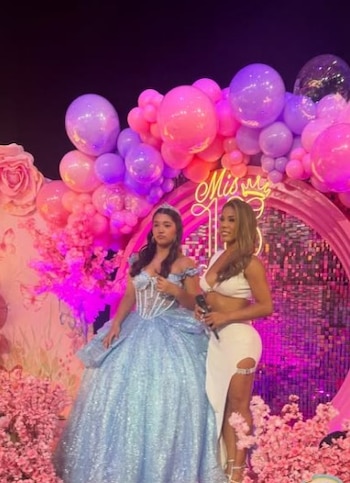 Karen Dejo sorprendió a su hija en sus 15 años con un regalo especial y le dedicó una canción en vivo. Captura: IG @karendejoy.