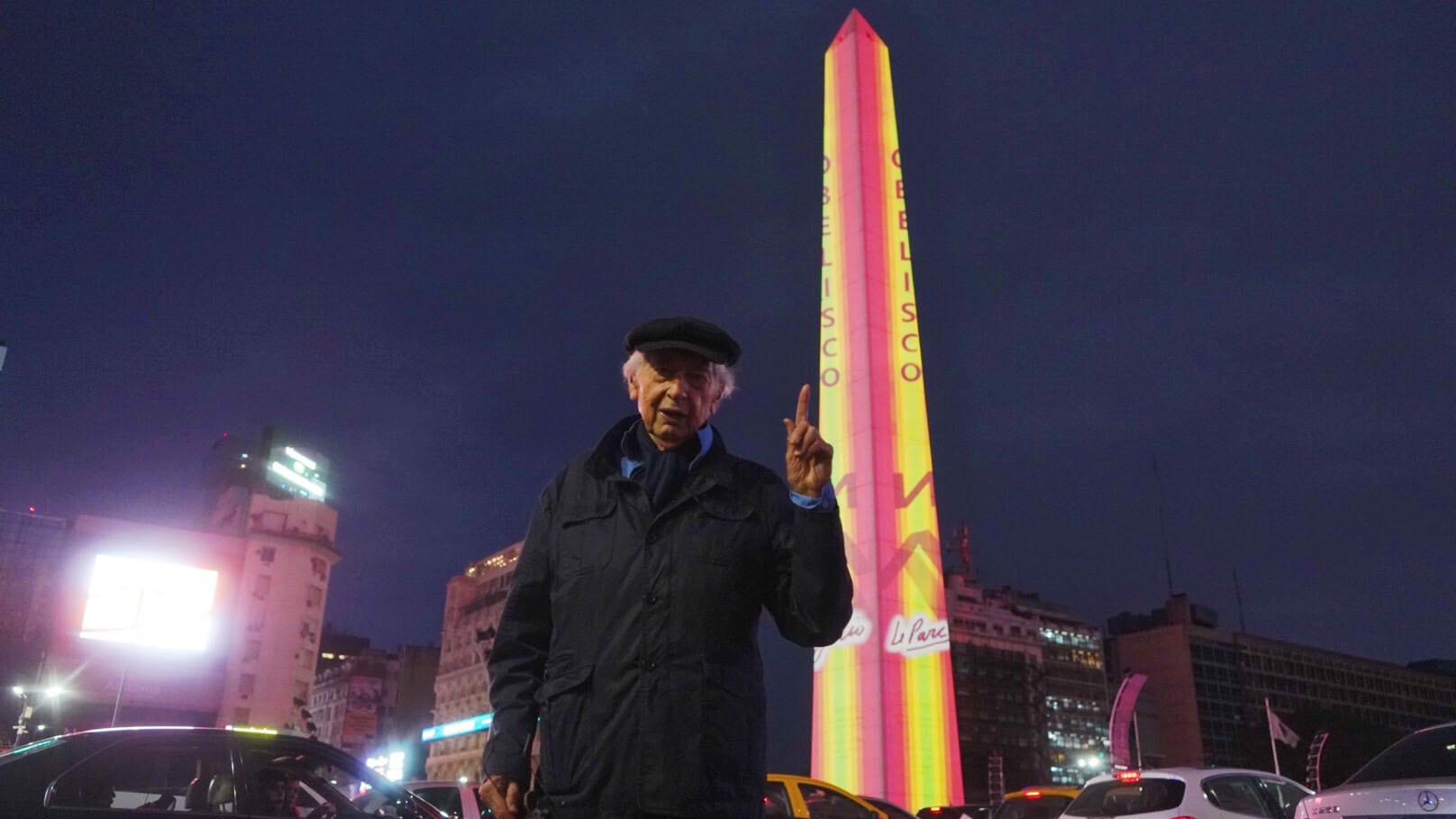 Julio Le Parc durante las pruebas para la proyección de sus obras en el Obelisco