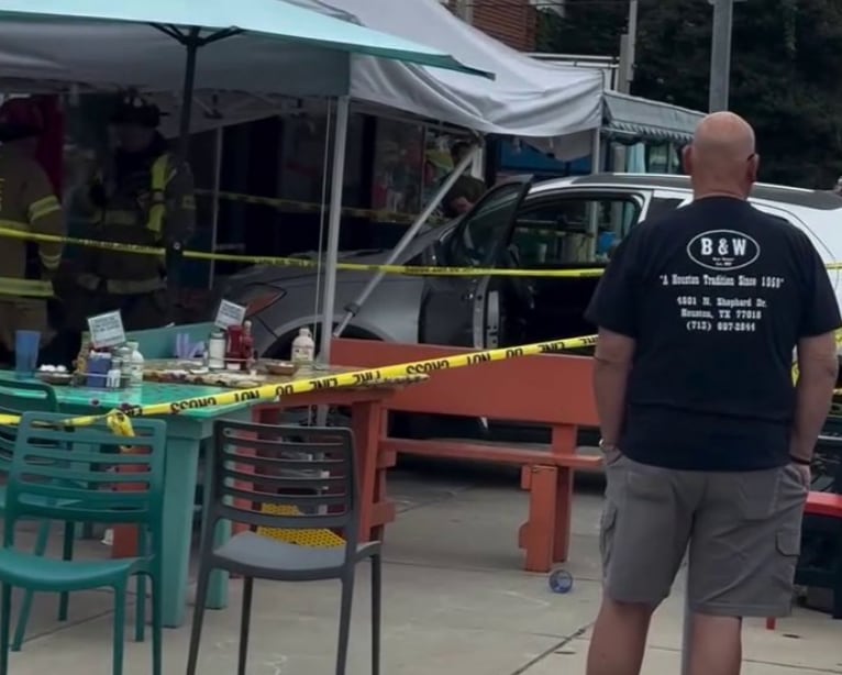 La camioneta saltó el cordón, atravesó las mesas exteriores y chocó contra el edificio contiguo, donde una licorería sufrió daños visibles (CBS New York)