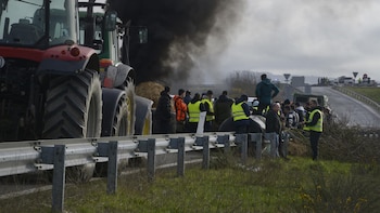 Tractoristas mantienen el corte en