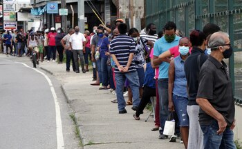 Decenas de personas esperan en fila para recibir dosis de la vacuna contra la covid-19 en el Carenage Health Center, en la ciudad de Carenage (Trinidad y Tobago). Foto de archivo. EFE/Andrea De Silva