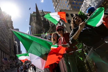 El feriado del 12 de octubre interrumpirá la atención presencial en oficinas públicas de Miami, Los Ángeles y Nueva York (REUTERS/Eduardo Munoz)