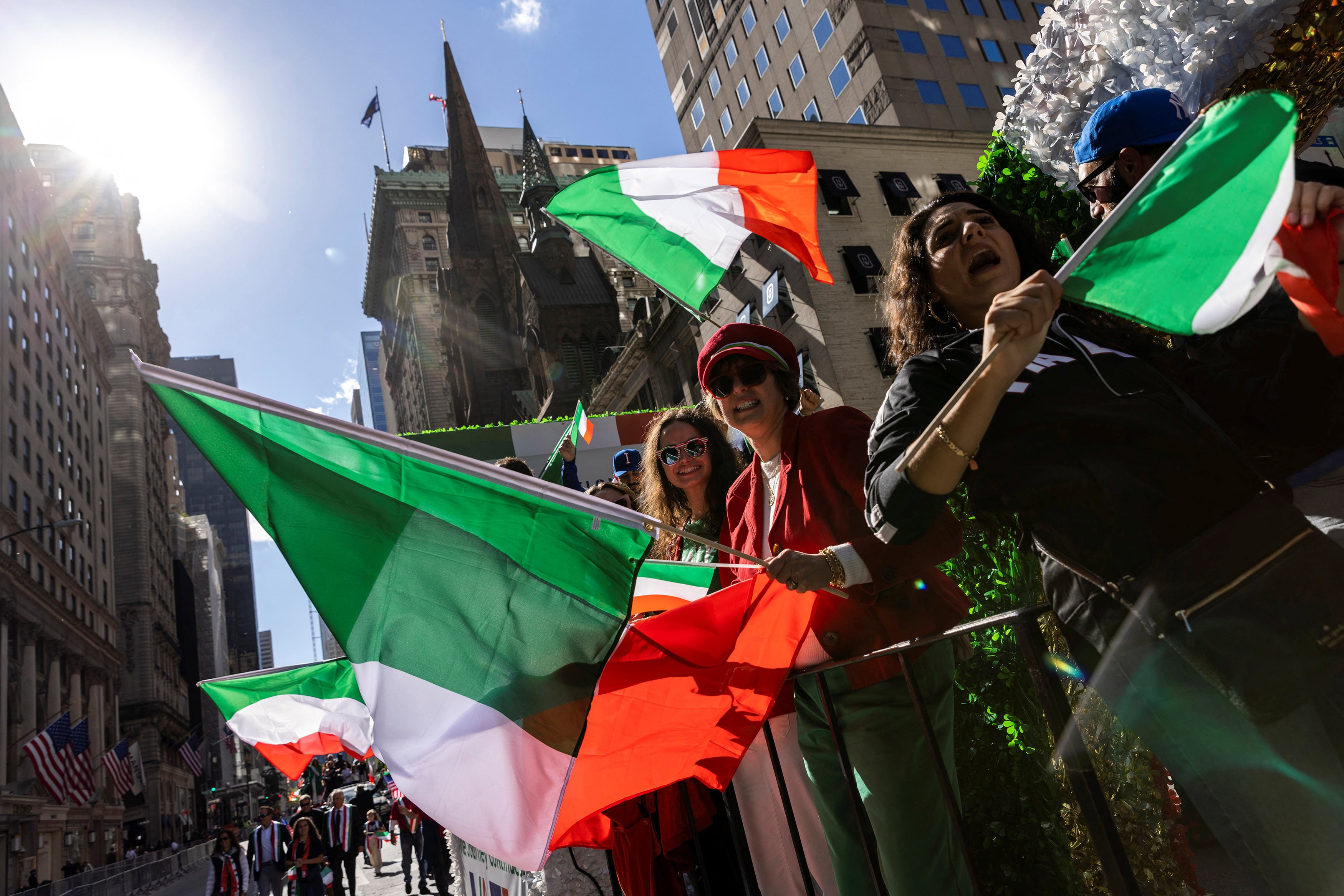 El feriado del 12 de octubre interrumpirá la atención presencial en oficinas públicas de Miami, Los Ángeles y Nueva York (REUTERS/Eduardo Munoz)
