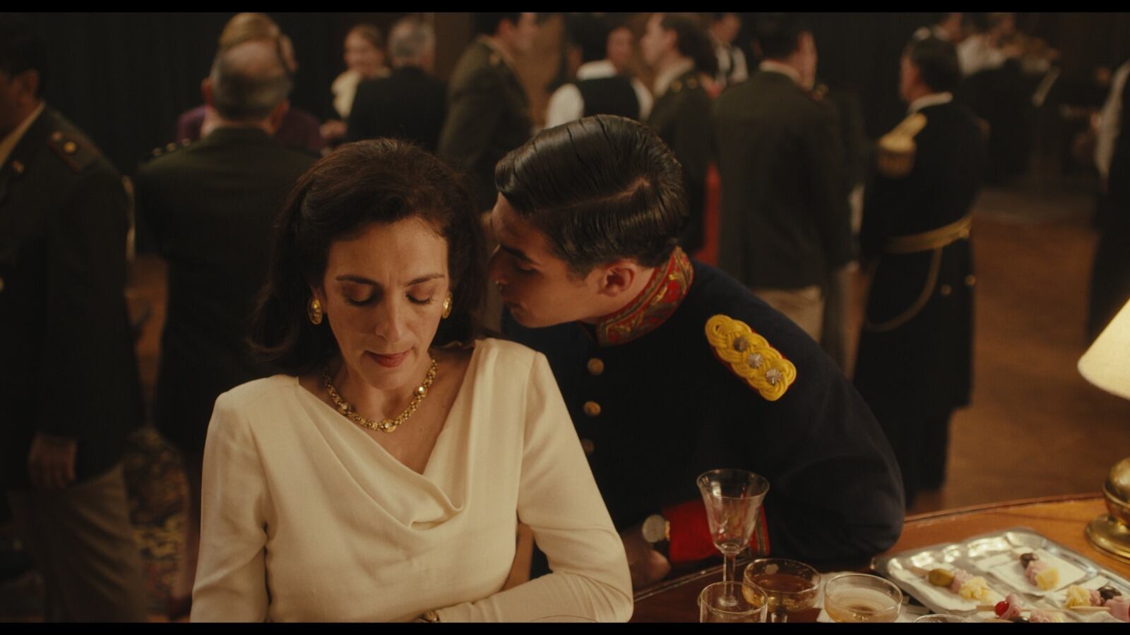 La producción combina elementos reales y ficción, basada en el libro del periodista Rodolfo Palacios y su investigación sobre Yiya Murano