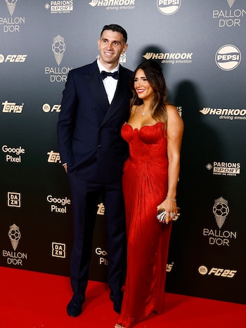 El arquero se presentó al evento junto a su esposa, Mandinha. Él optó por un esmoquin de doble botonadura, combinado con una camisa blanca y moño negro. Su esposa llevó un vestido largo y ajustado de color rojo intenso, con diseño de corsé en la parte superior que resalta su figura. (REUTERS/Sarah Meyssonnier)