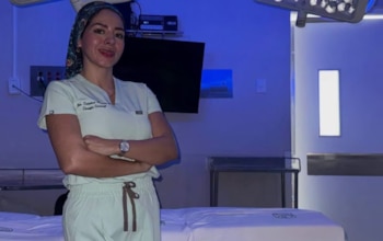 Elementos de la Fiscalía General del Estado de Veracruz catéan la vivienda de Lenin Salvador Córdova Pérez, señalado como principal sospechoso del feminicidio de la doctora Cristina Ramos Argüello, en la calle Bella Vista, Coatzacoalcos. Crédito: Especial