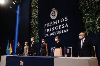 Los Reyes, la Princesa Leonor y la Infanta Sofía durante la entrega de los premios Princesa de Asturias.(CASA S. M. EL REY).