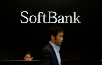 FOTO DE ARCHIVO: El logotipo de SoftBank Group Corp se ve en la sede de la compañía en Tokio, el 30 de junio de 2016. REUTERS/Toru Hanai/Foto de archivo