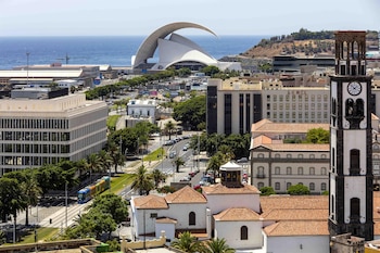 El centro y el puerto de Santa Cruz de Tenerife. (Europa Press)