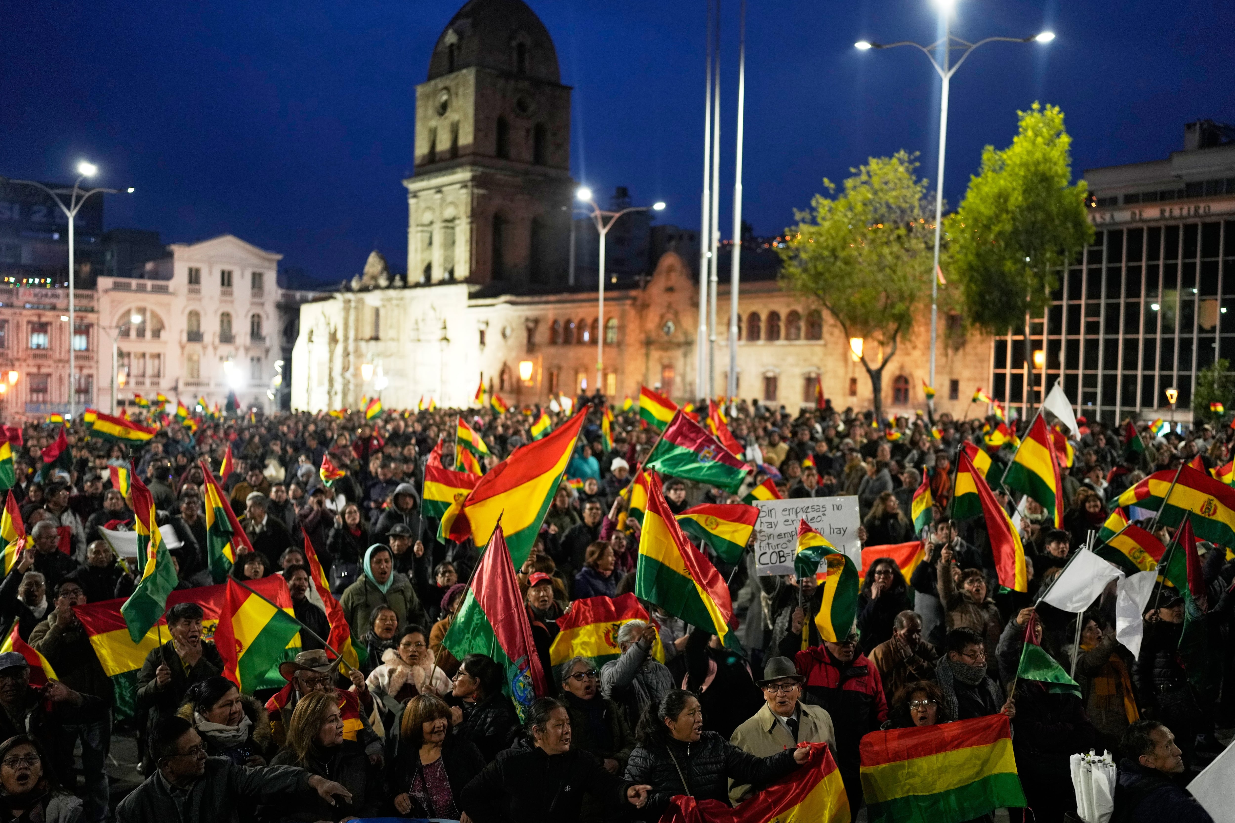 Manifestantes se congregan para exigir que los manifestantes antigubernamentales despejen las carreteras que conducen a la ciudad de La Paz, Bolivia, el martes 9 de junio de 2026 (Foto AP/Juan Karita)