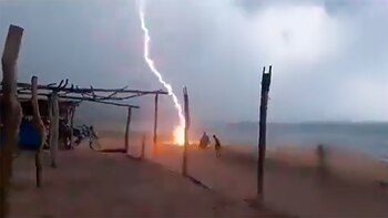 Una mujer y un vendedor