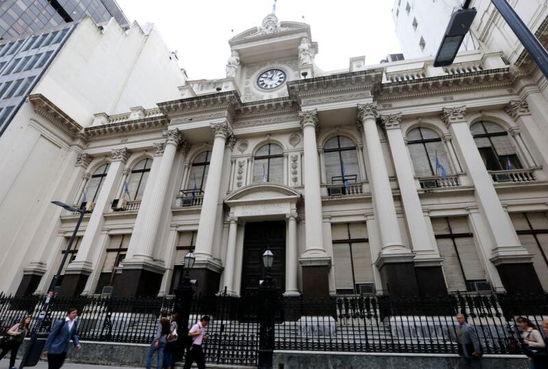 El decreto faculta al Ministerio de Economía, al BCRA y a la Agencia de Recaudación y Control Aduanero a dictar las normas aclaratorias y complementarias (REUTERS)