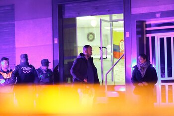 Varias personas y agentes de