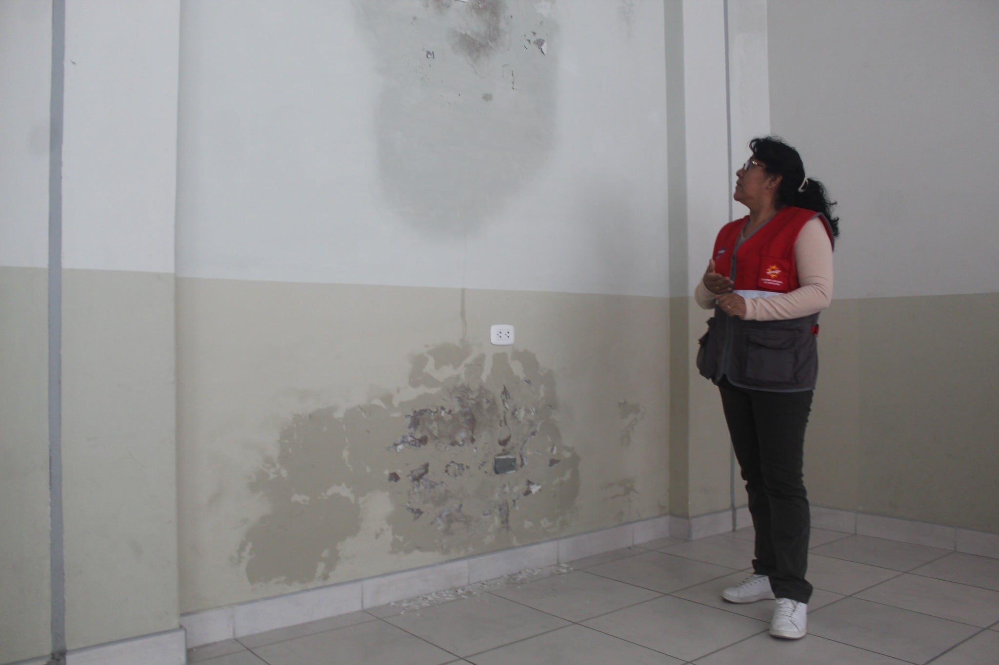 Filtraciones en techos, humedad en paredes, patios y aulas anegadas, y aulas prefabricadas deterioradas.