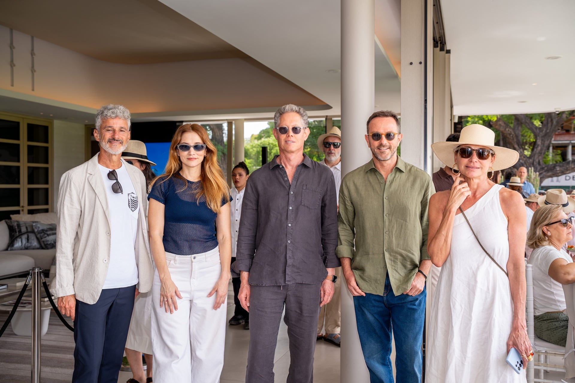 Bárbara Lombardo y Natalia Lobo junto a los desarrolladores de Decó Polo