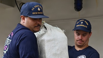Las operaciones antidrogas fueron ejecutadas por los buques cutter Resolute, cutter Tahoma y USS Billings, con el apoyo de equipos tácticos y unidades aéreas. (U.S. Coast Guard photo by Petty Officer 3rd Class Reese Hindmarsh)