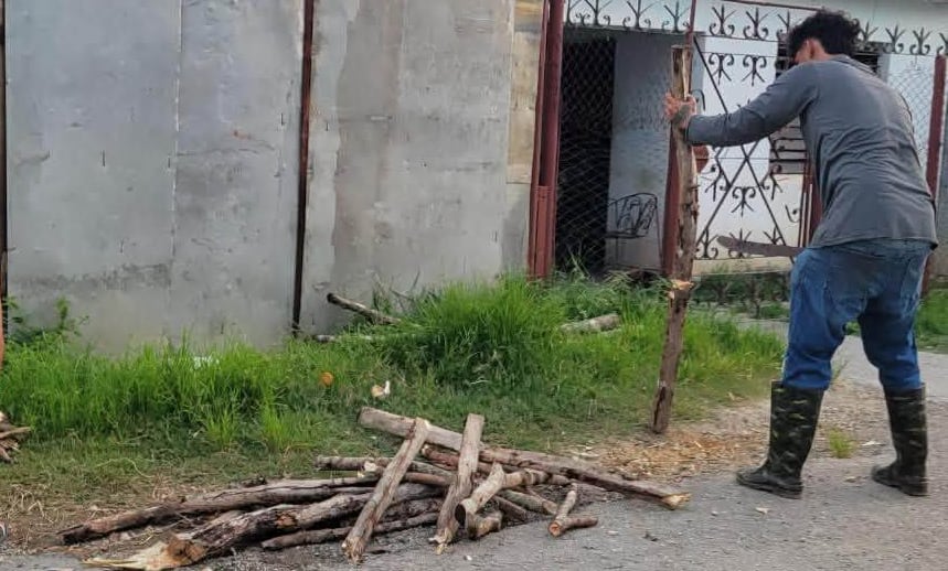 Esas alternativas elevan el gasto familiar, agravan los riesgos de incendios y exposición al humo, y exigen más tiempo para conseguir combustible y cocinar. (Infobae Cuba/ Cortesia Food monitor program)