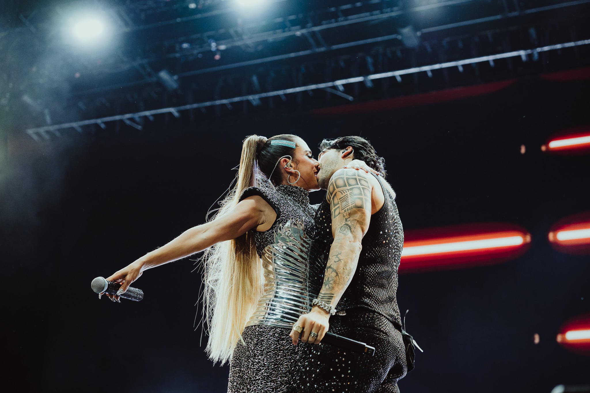 Carolina Ramírez protagoniza apasionados besos con Carlos Torres como parte de la interpretación en sus conciertos - crédito Prensa La Reina del Flow