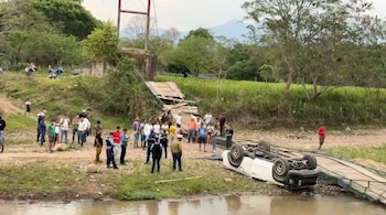 Escena de la tragedia en San Francisco del Valle, donde el automotor en el que viajaba la familia Pineda Henríquez terminó en el lecho del río.