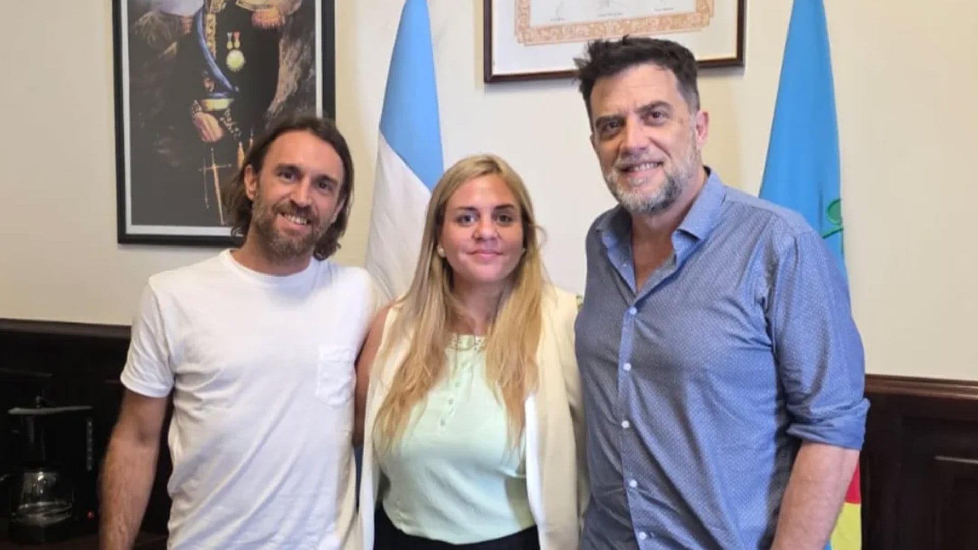 El ex jugador posó con Gonzalo Cabezas, vicepresidente del Senado bonaerense, y Daiana Hergert, coordinadora de la Libertad Avanza en Zárate